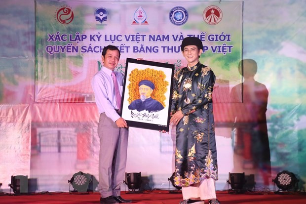 Quyển sách thư pháp về danh nhân Nguyễn Đình Chiểu nhận kỷ lục Việt Nam và kỷ lục thế giới
