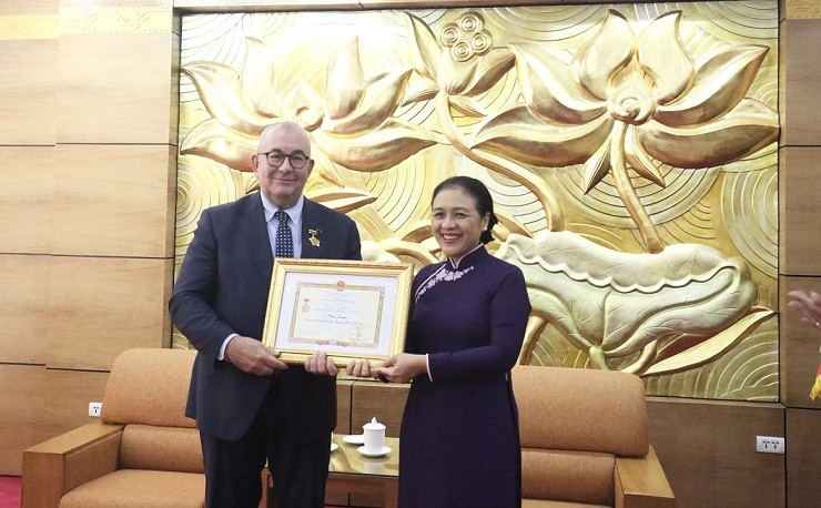 Kỷ niệm chương dành tặng Đại sứ Bỉ tại Việt Nam Paul Jansen