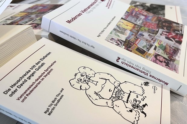 Giảng viên tiếng Việt giới thiệu ba cuốn sách song ngữ Đức-Việt