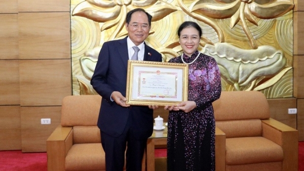 Insignia presented to RoK Ambassador to Vietnam
