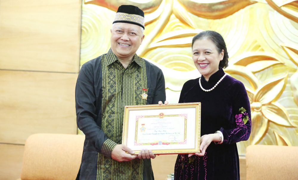 Indonesian Ambassador honoured with peace–friendship insignia