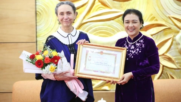 Friendship insignia bestowed upon Mexican Ambassador to Viet Nam Sara Valdes Bolano