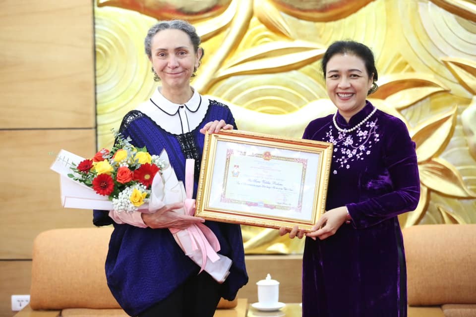 Friendship insignia bestowed upon Mexican Ambassador to Viet Nam Sara Valdes Bolano