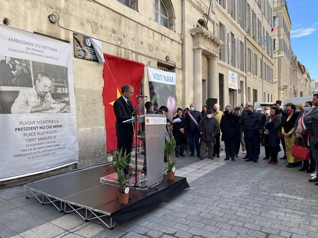 Gắn biển tưởng niệm Chủ tịch Hồ Chí Minh tại thành phố Marseille (Pháp)