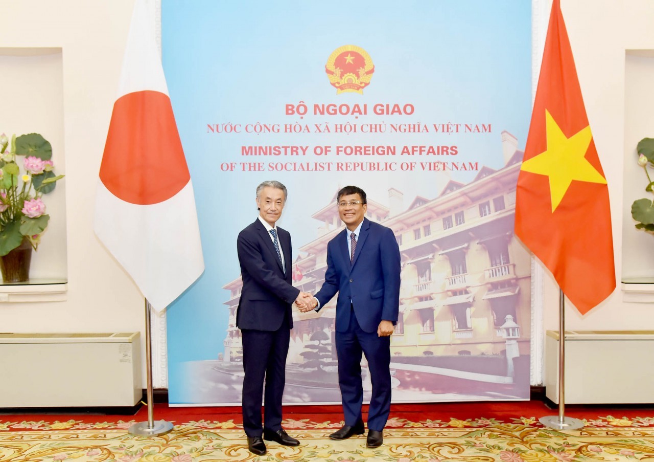 Permanent Deputy Minister of Foreign Affairs Nguyen Minh Vu welcomes Vice Minister of Foreign Affairs of Japan Yamada Shigeo. (Photo: Quang Hoa)
