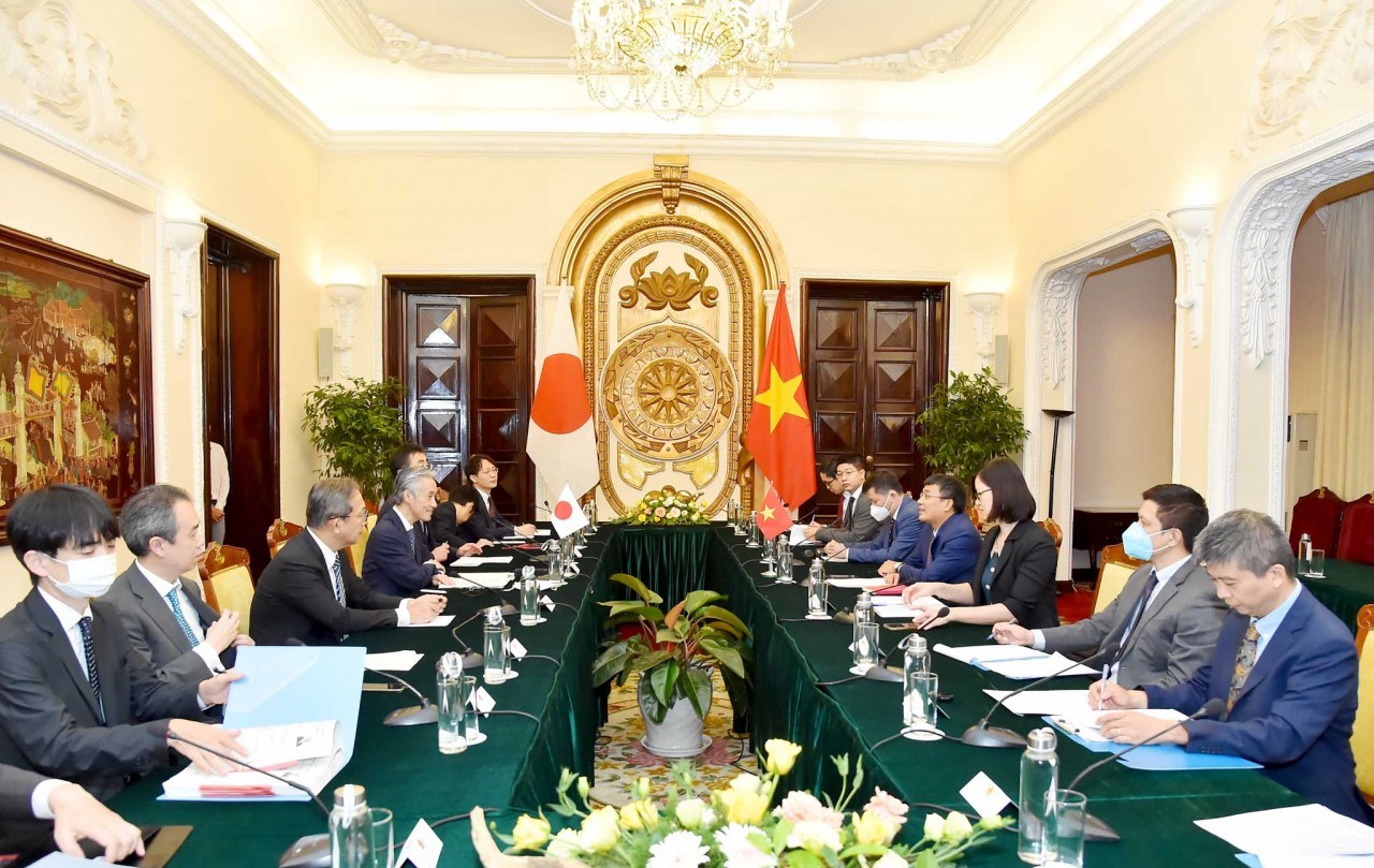 Permanent Deputy Minister of Foreign Affairs Nguyen Minh Vu exchanged ideas with Japanese Deputy Foreign Minister Yamada Shigeo. (Photo: Quang Hoa)