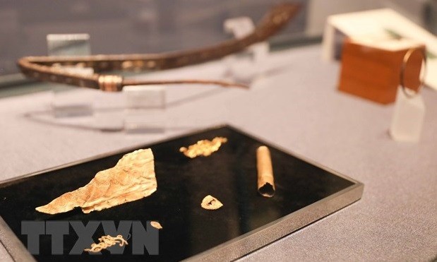 The exhibition“Treasures of Thang Long Imperial Palace” introduces a number of precious metal artefacts, from jewelry, golden parts of utensils to royal swords and others. (Photo: VNA)