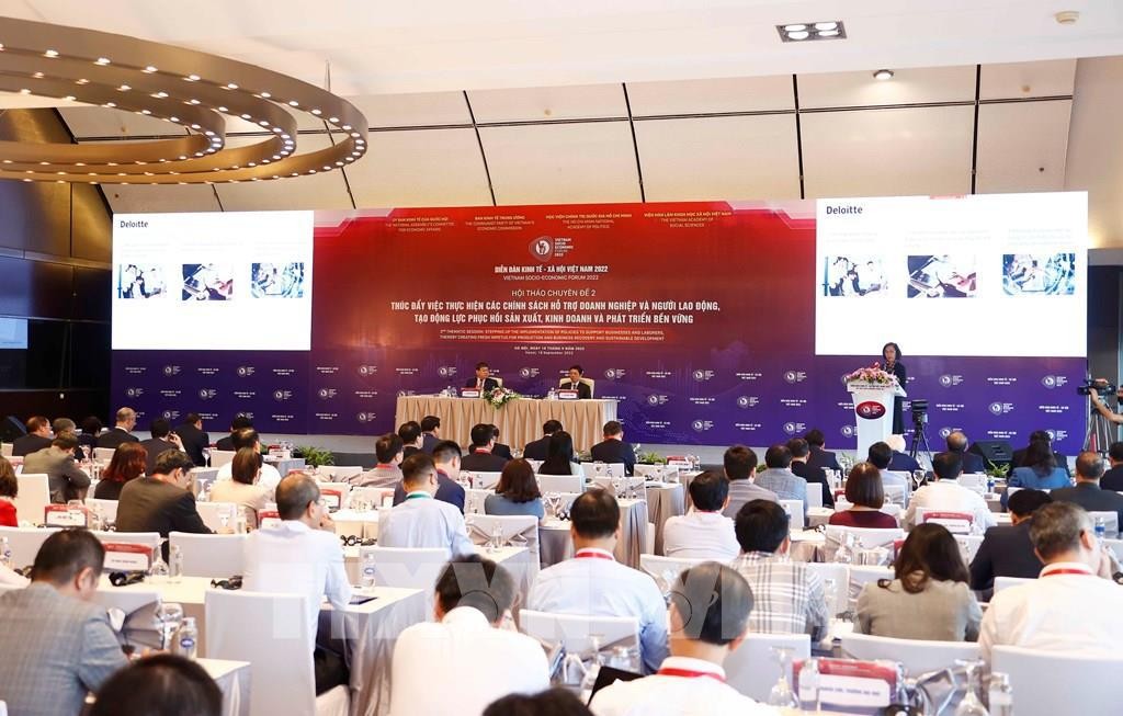 A panel discussion of the Vietnam Socio-Economic Forum 2022 on September 18 (Photo: VNA)