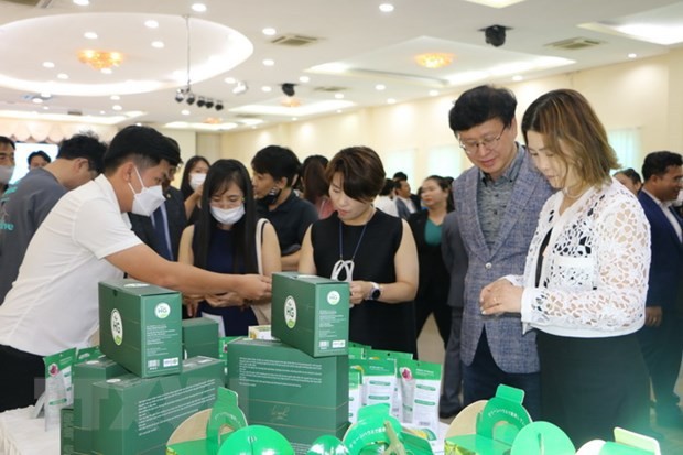 Illustrative image. Businessmen from the Republic of Korea visit a stall displaying specialties of Long An province. (Photo: VNA)