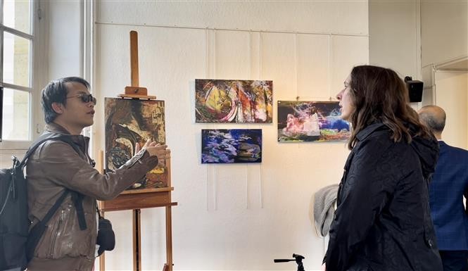 Painting exhibition on Vietnam's development held in France