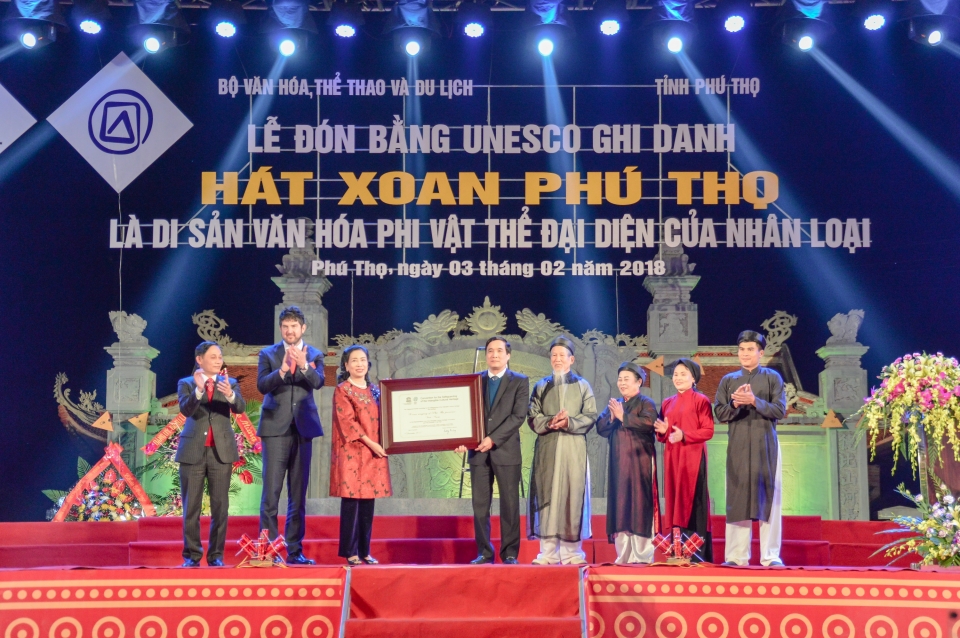 phu tho receives unesco heritage of humanity certificate for xoan singing