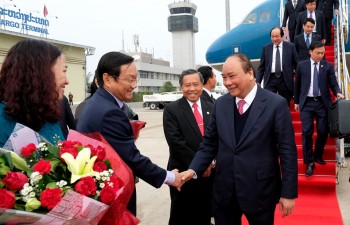 PM Nguyen Xuan Phuc arrives in Laos for government committee meeting