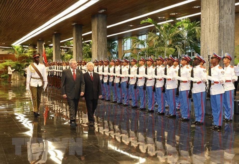 party chief nguyen phu trong has talks with cuban leader raul castro