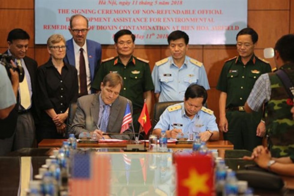 vietnam us sign agreement on dioxin treatment in bien hoa