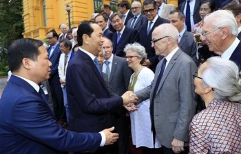 President meets Vietnamese, foreign scientists