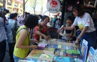 readers rush to spring book street in ha noi