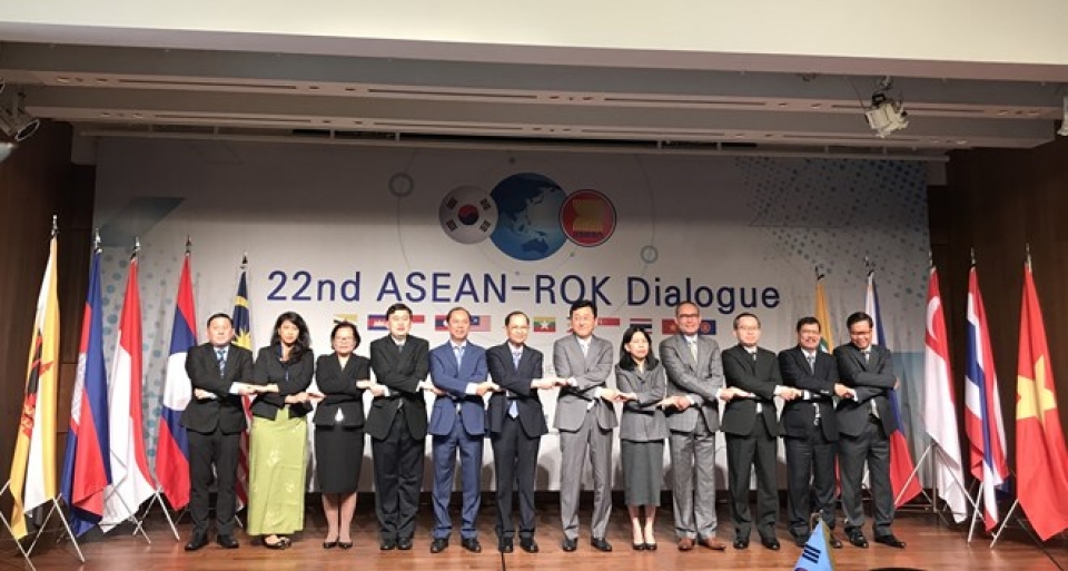 vietnam works to promote asean rok strategic partnership