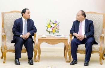 PM Nguyen Xuan Phuc hosts Lao Deputy PM Bunthoong Chitmany