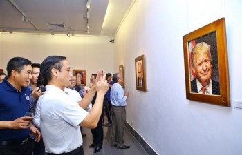 Mosaic ceramic paintings of APEC 2017 leaders displayed in Ha Noi