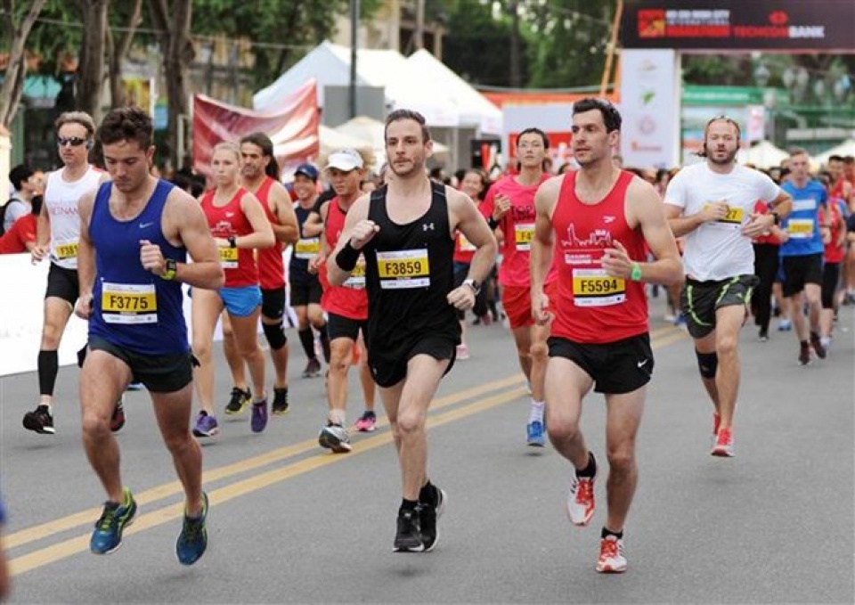 over 5000 runners join hcm city international marathon