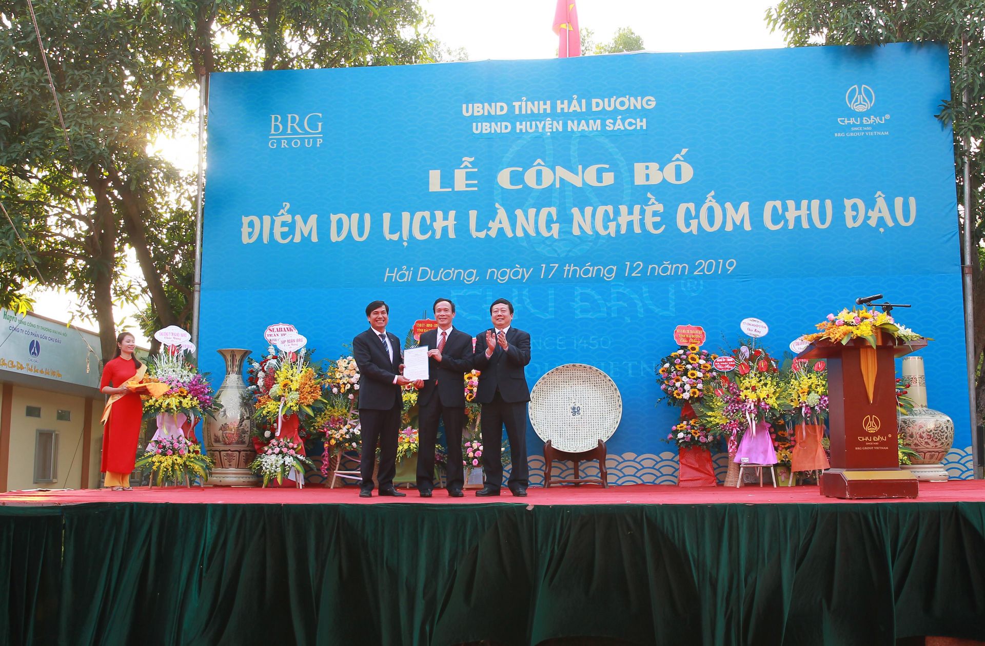 announcement ceremony for chu dau ceramic village tourist attraction