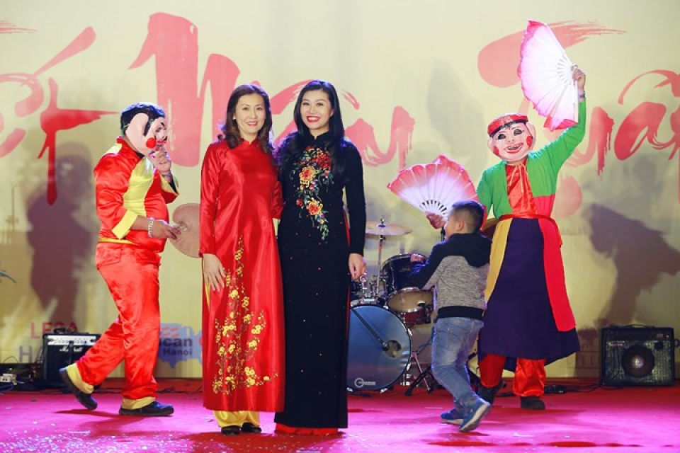 us ambassador his family wear red ao dai to embassy tet event