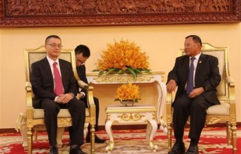 Vietnam National Assembly presents gift to Cambodian Senate