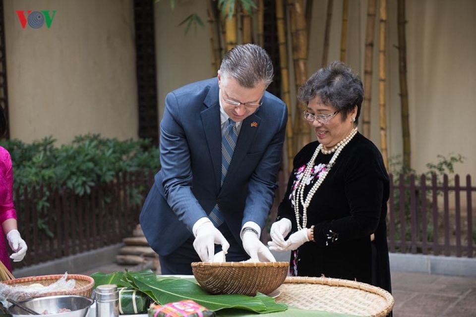 us ambassador wraps chung cakes for first tet in vietnam