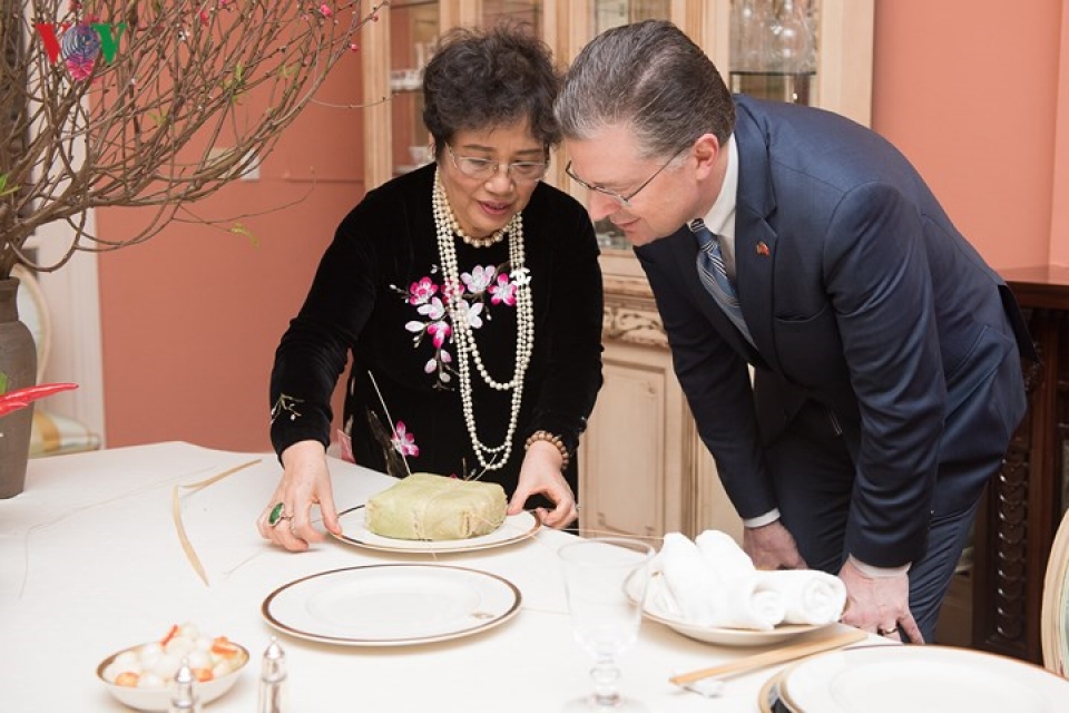us ambassador wraps chung cakes for first tet in vietnam