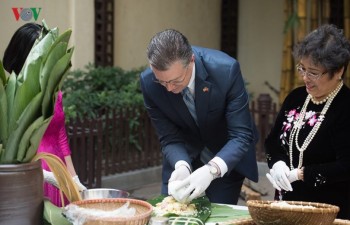 US Ambassador wraps Chung cakes for first Tet in Vietnam