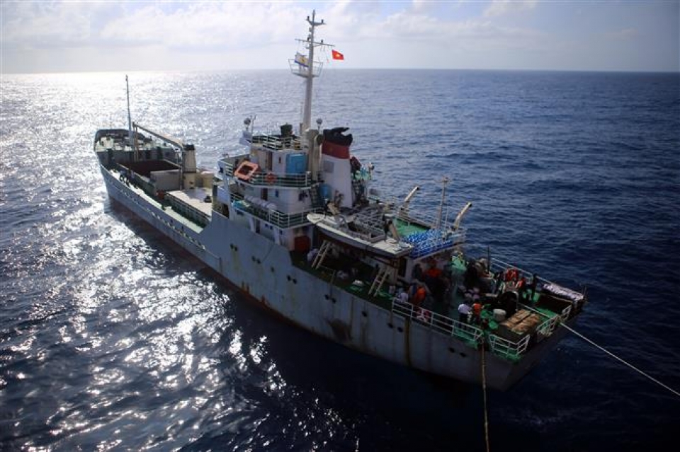 tet gifts reach staff on offshore platform