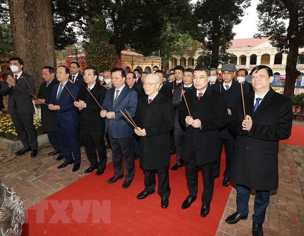 Party General Secretary Nguyen Phu Trong (front row, third from right) and other officials offer incense in tribute to late kings and talented persons who had made contributions to the nation at Kinh Thien Palace in Thang Long Imperial Citadel. 