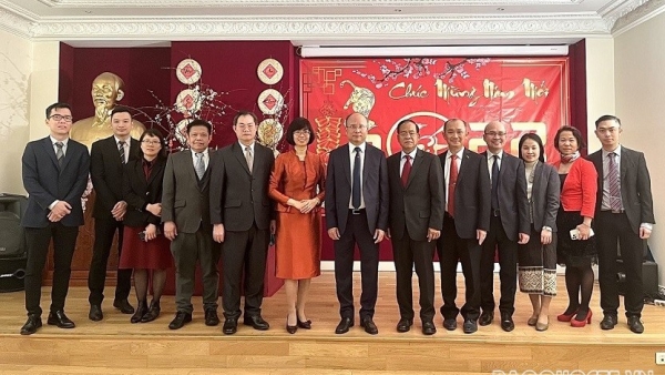 Lao Ambassador makes Tet visit to Vietnamese Embassy in France