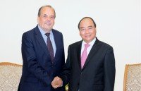 pm nguyen xuan phuc arrives in auckland starting official visit to nz