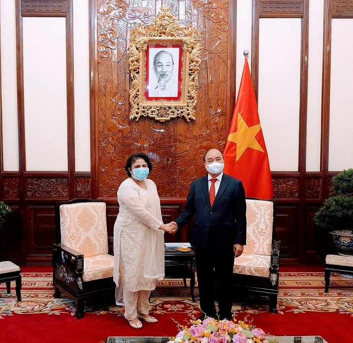Her Excellency Mrs.  Samina Mehtab, Ambassador of Pakistan to Vietnam and Laos, with the President of Socialist Republic of Vietnam, His Excellency Mr.  Nguyen Xuan Phuc during her credentials ceremony.