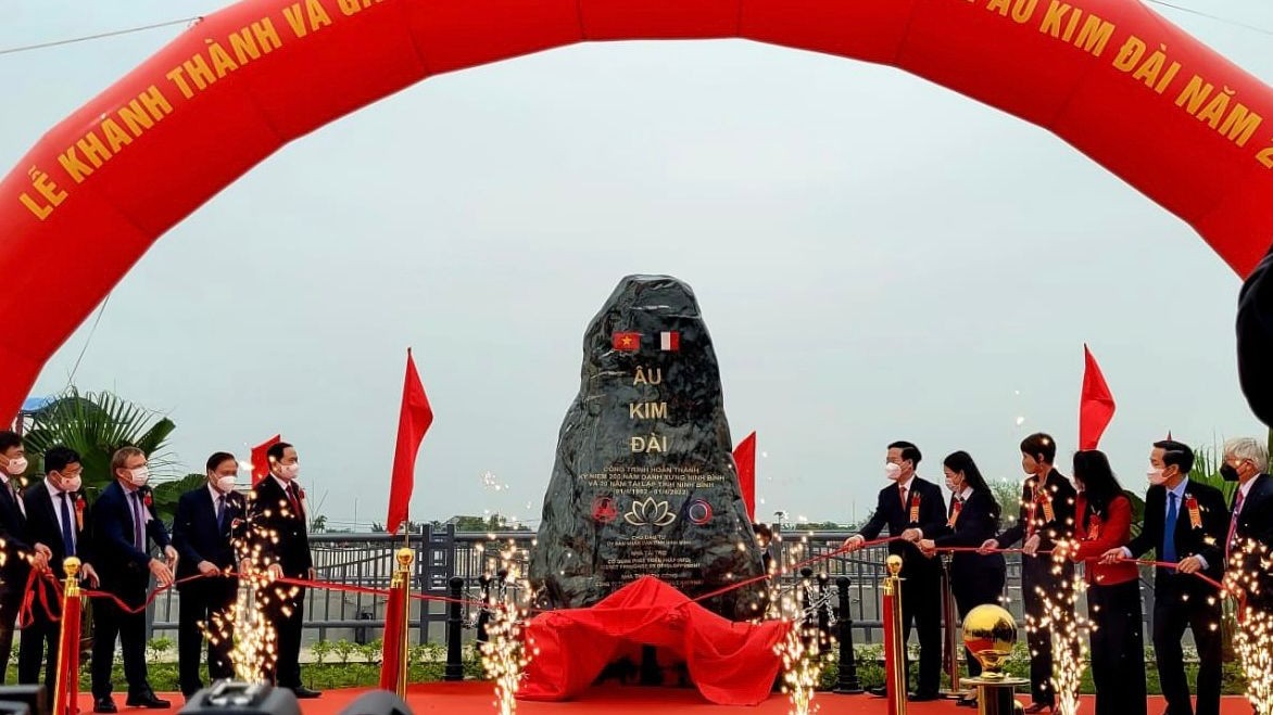 Ceremony to unveil a new lock-dam to combat climate change in Ninh Binh province