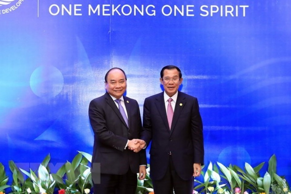 pm nguyen xuan phuc meets cambodian pm on sidelines of mrc summit