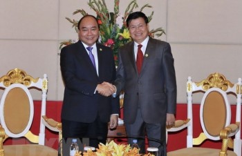Vietnamese PM meets Lao counterpart in Cambodia