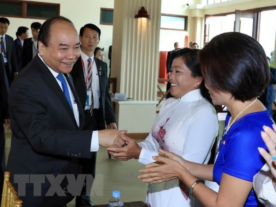 pm meets vietnamese cambodians in cambodia