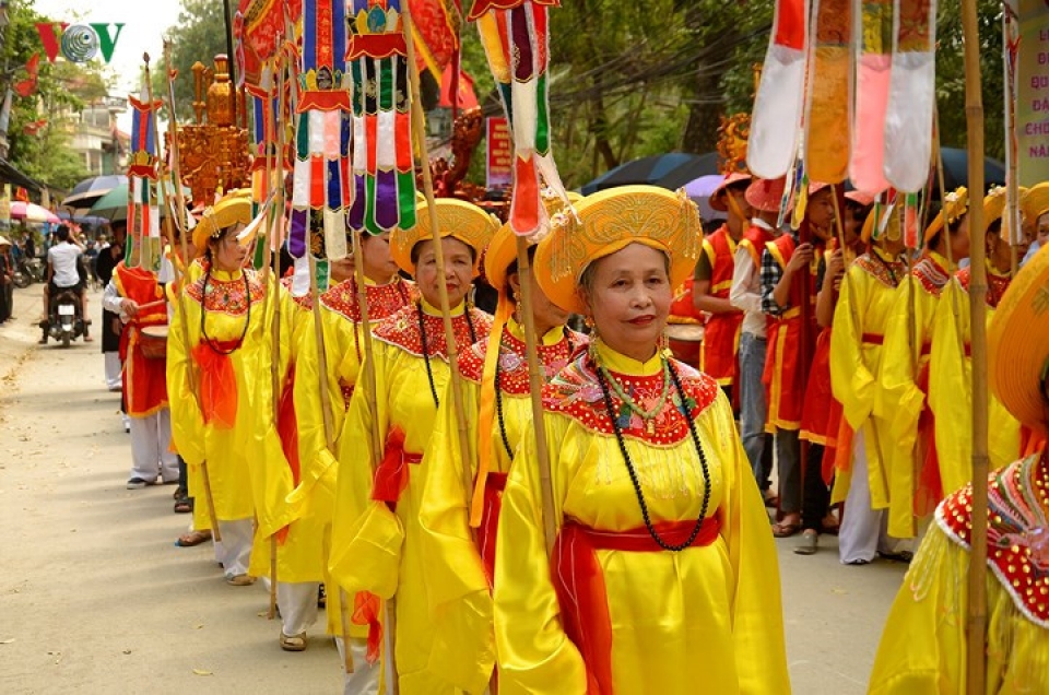thay pagoda festival draws crowds from near and far