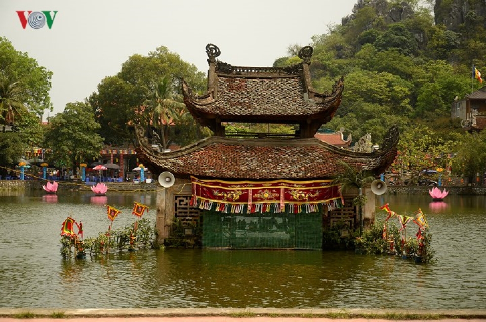thay pagoda festival draws crowds from near and far