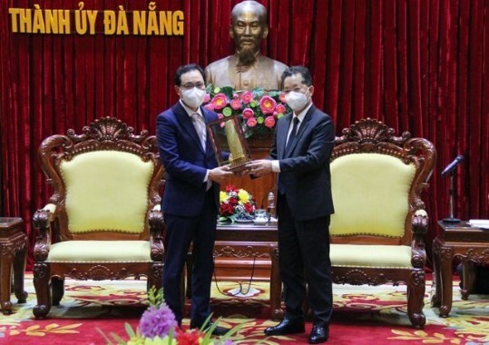Da Nang's Party Secretary Nguyen Van Quang (right) has a meeting with general director of Samsung Vietnam Choi Joo Ho. The city urges Samsung to expand investment in the city in the coming years. (Photo: Da Nang Portal)