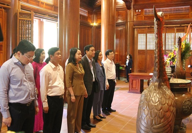 Vice President Vo Thi Anh Xuan and a delegation pay tribute to President Ho Chi Minh at the Kim Lien special national heritage site in Nam Dan district. (Photo: VNA)