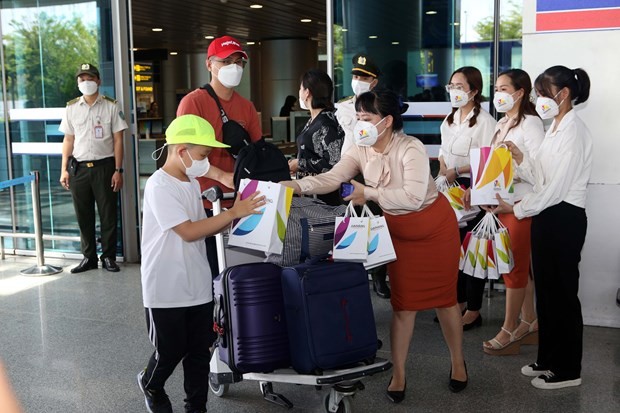 Tourists from the Republic of Korea receive gifts upon arriving at Da Nang International Airport. (Photo: VNA)