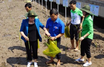 NA Chairwoman plants trees, presents scholarships in Ca Mau
