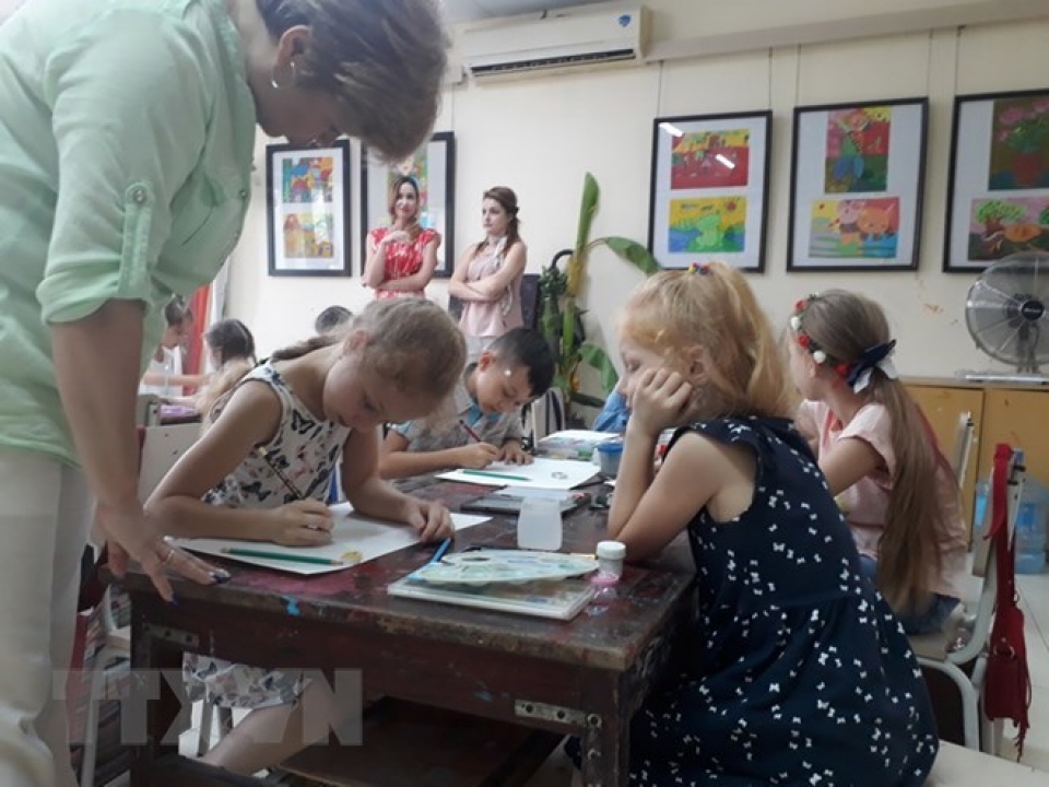 vietnamese foreign children draw peaceful ha noi
