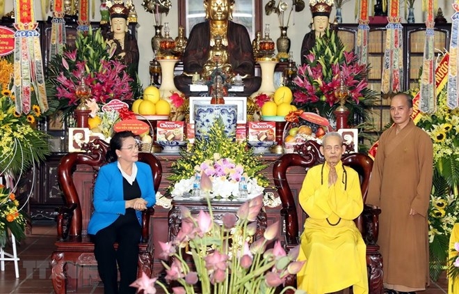 na chairwoman nguyen thi kim ngan visits 103 year old buddhist patriarch