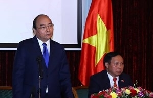 Prime Minister Nguyen Xuan Phuc visits Vietnamese Embassy in Russia