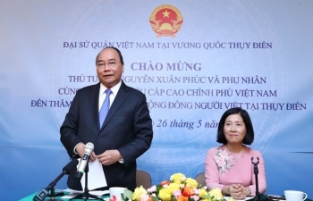 Prime Minister Nguyen Xuan Phuc visits Vietnamese embassy staff, expatriates in Sweden