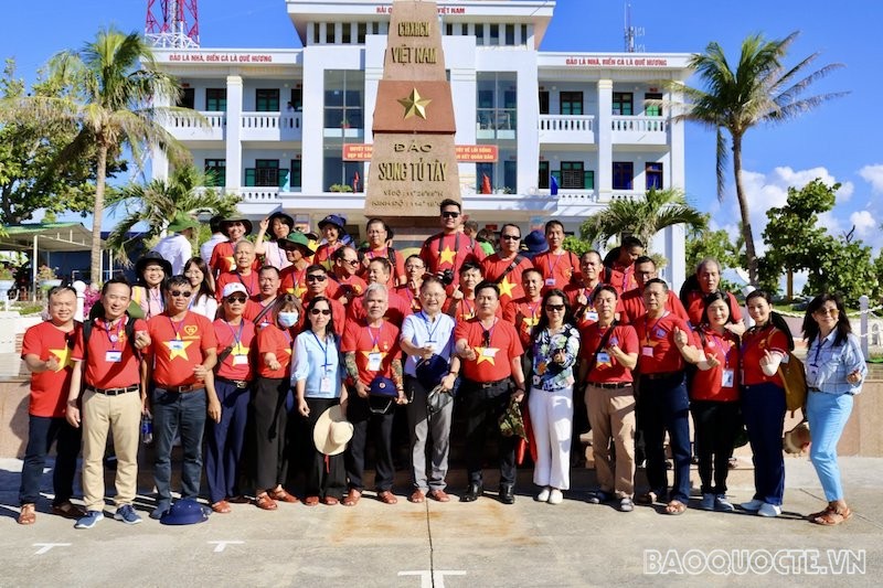 Đoàn kiều bào thăm huyện đảo Trường Sa và Nhà giàn DK1 năm 2022